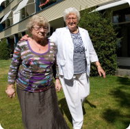 Bewoners aan het wandelen